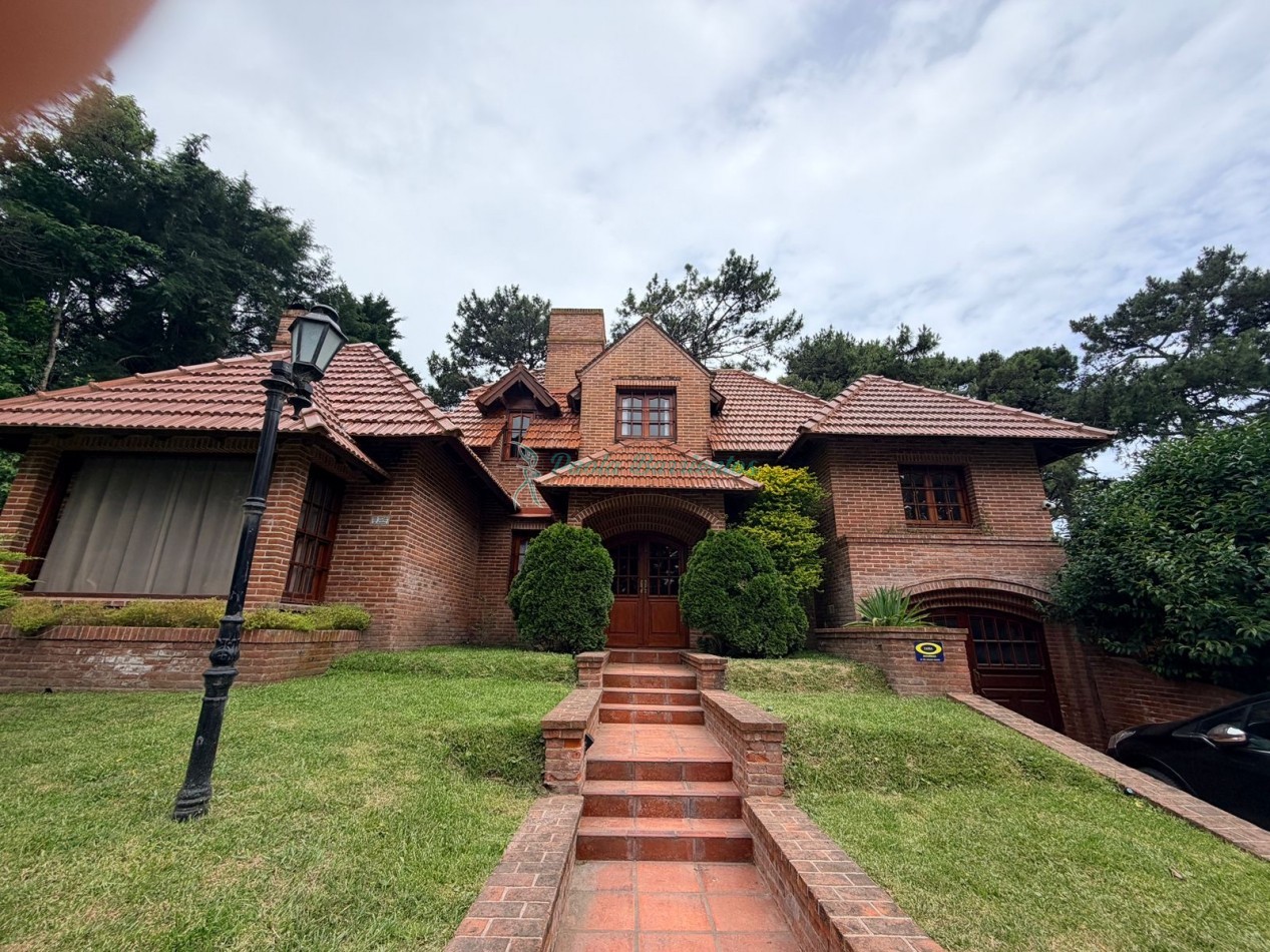 Alquilo casa  con pileta en Pinamar zona  centro Pinguinos 399