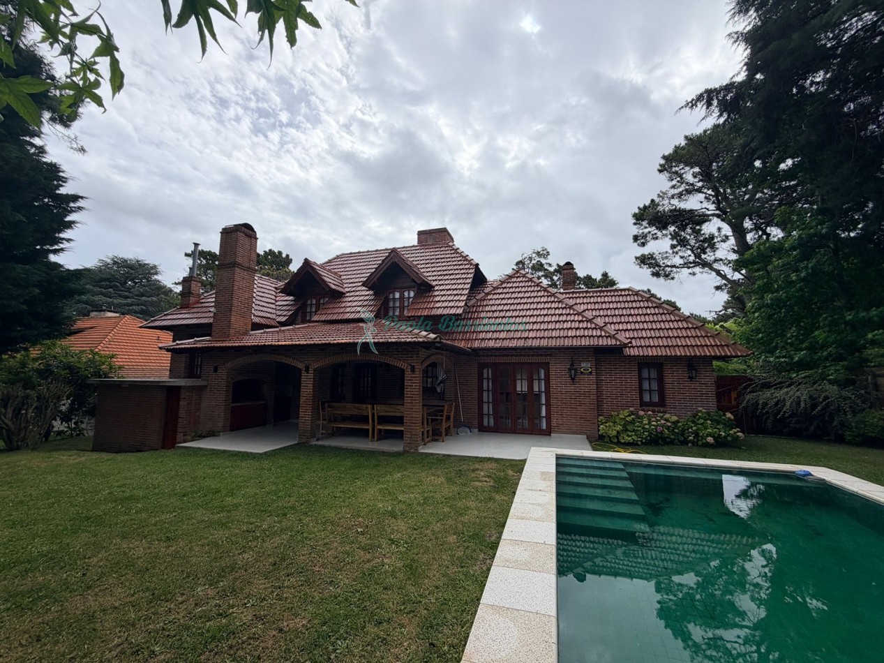 Alquilo casa  con pileta en Pinamar zona  centro Pinguinos 399