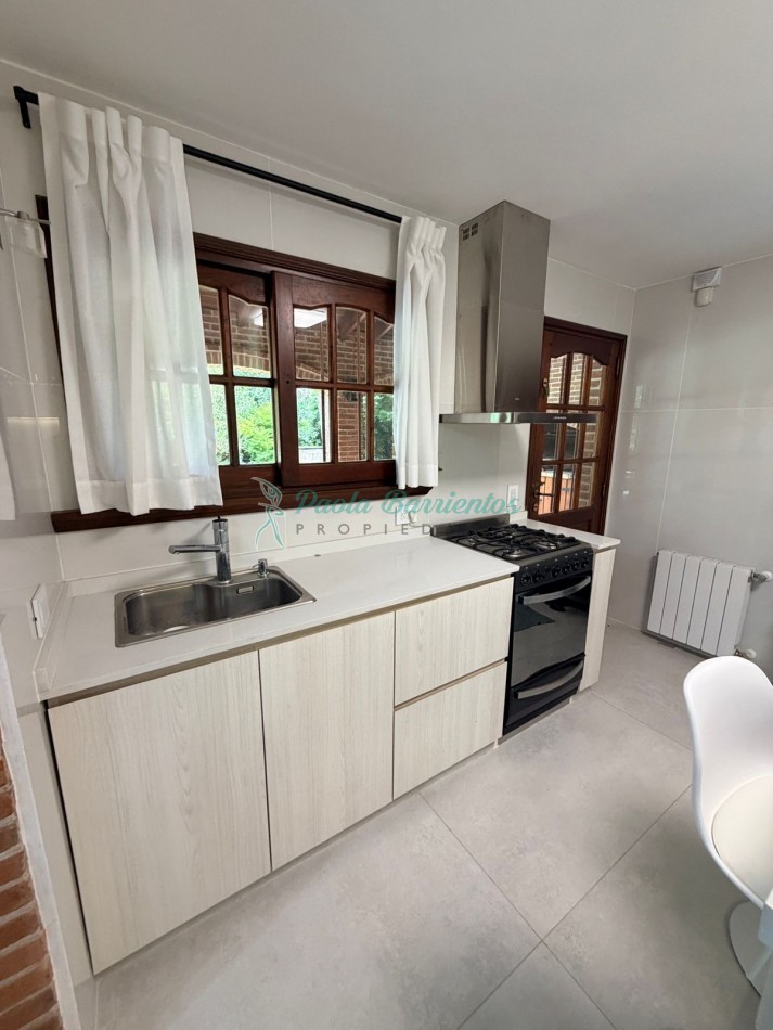 Alquilo casa  con pileta en Pinamar zona  centro Pinguinos 399