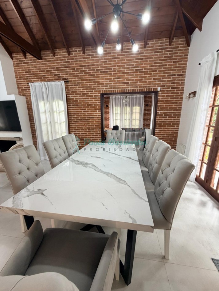 Alquilo casa  con pileta en Pinamar zona  centro Pinguinos 399