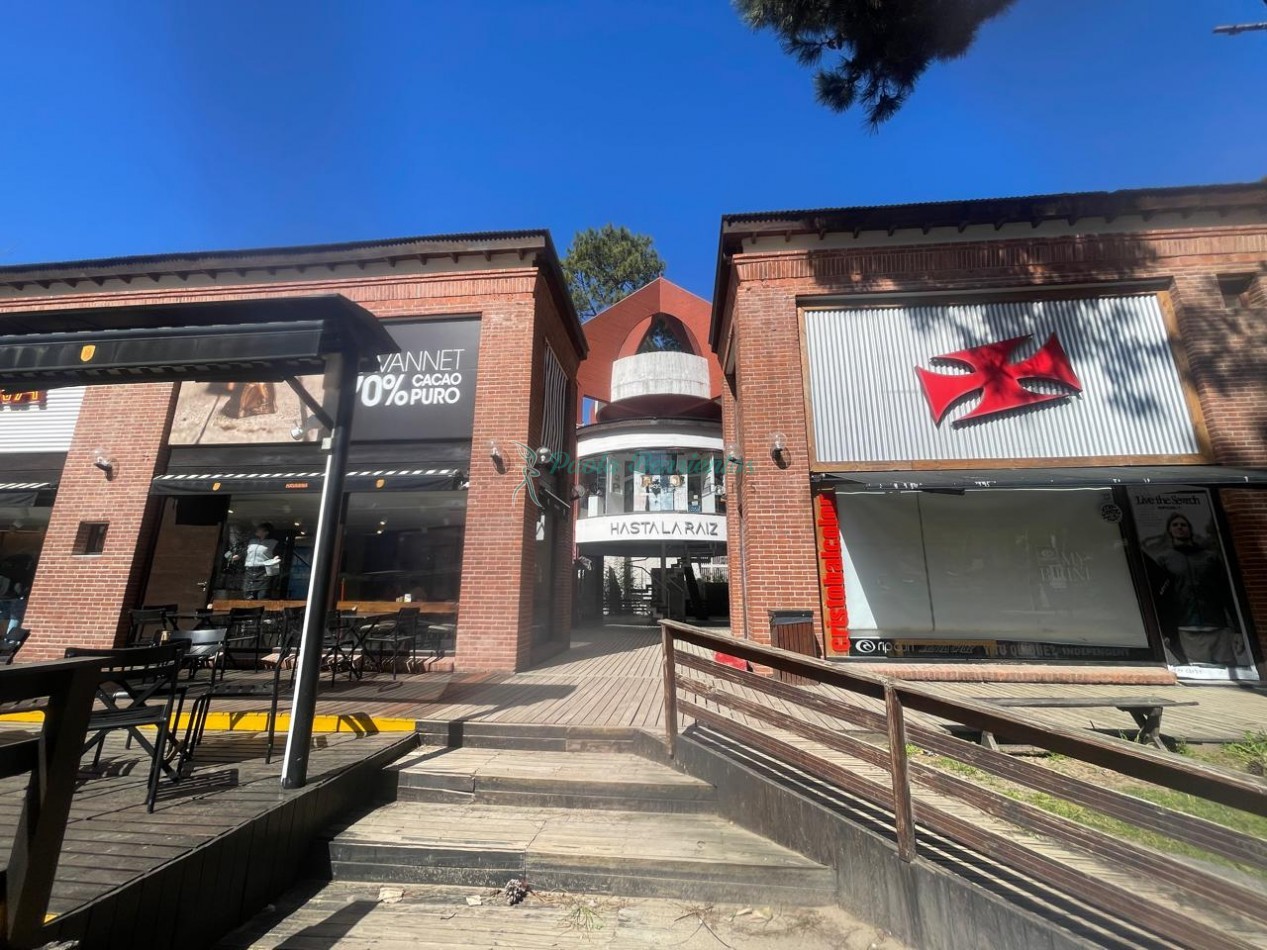 Vendo dos locales en Carilo  juntos o separados 