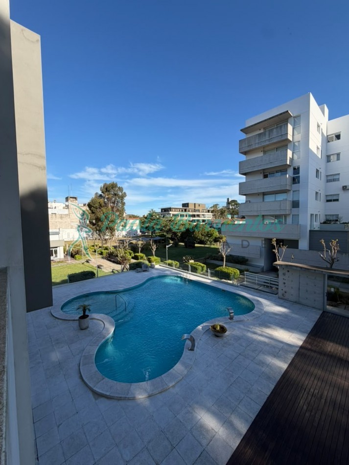 Vendo departamento con dos cocheras 
