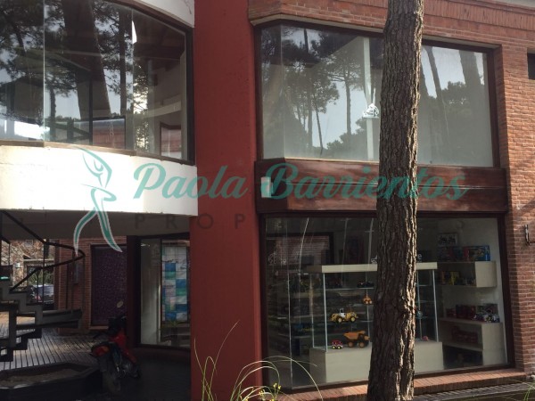 vendo locales en carilo pb con baño juntos o separados