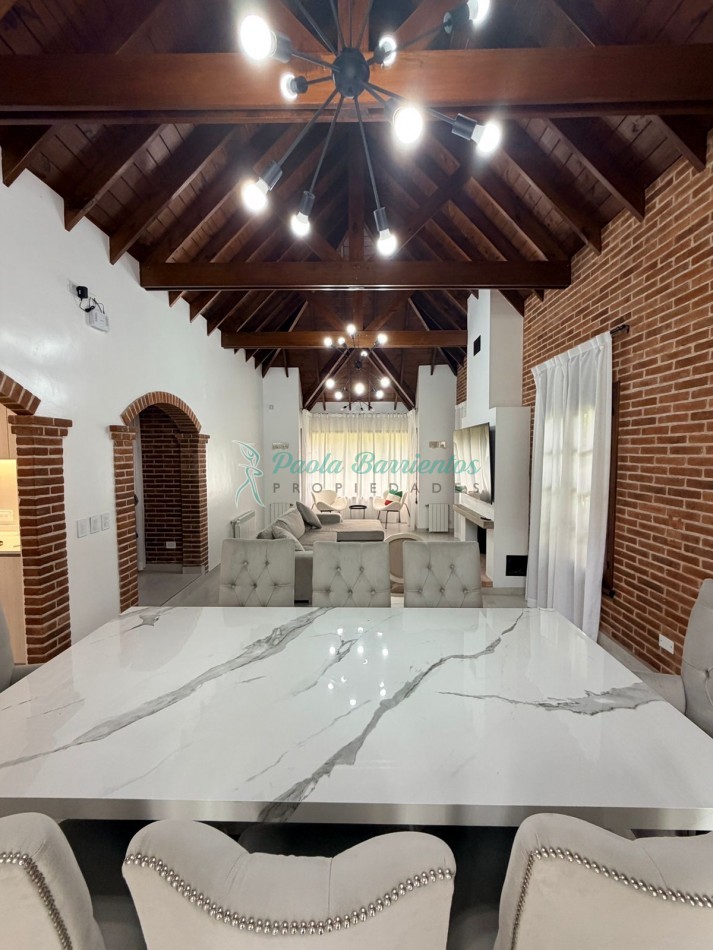 Alquilo casa  con pileta en Pinamar zona  centro Pinguinos 399