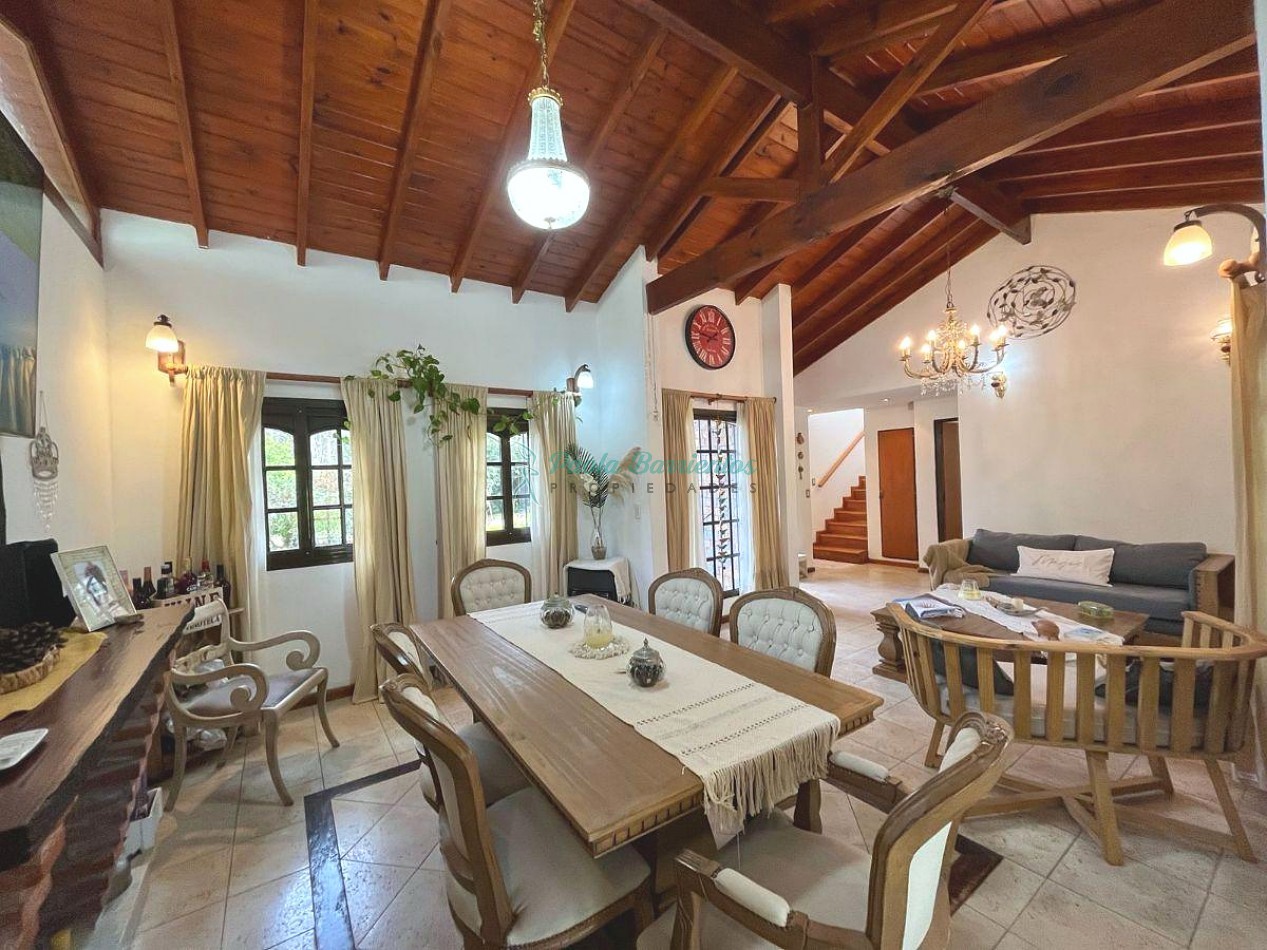 Vendo casa en Carilo Urraca 1356