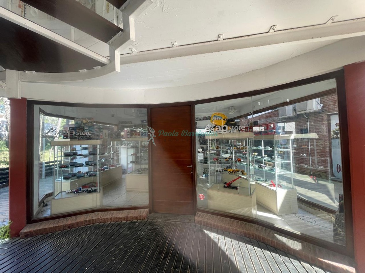 Vendo dos locales en Carilo  juntos o separados 