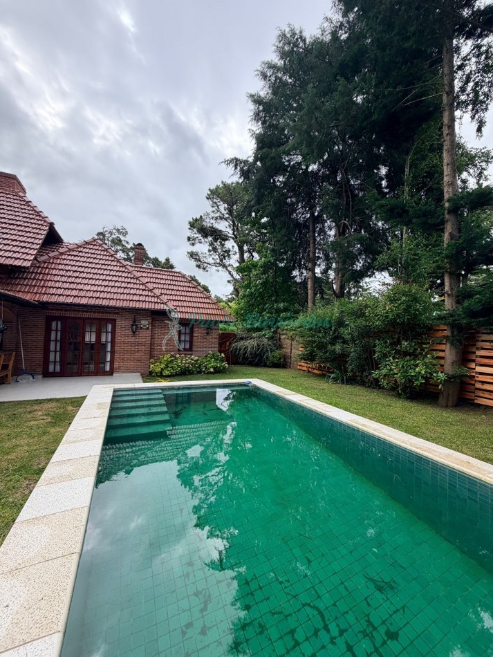 Alquilo casa  con pileta en Pinamar zona  centro Pinguinos 399