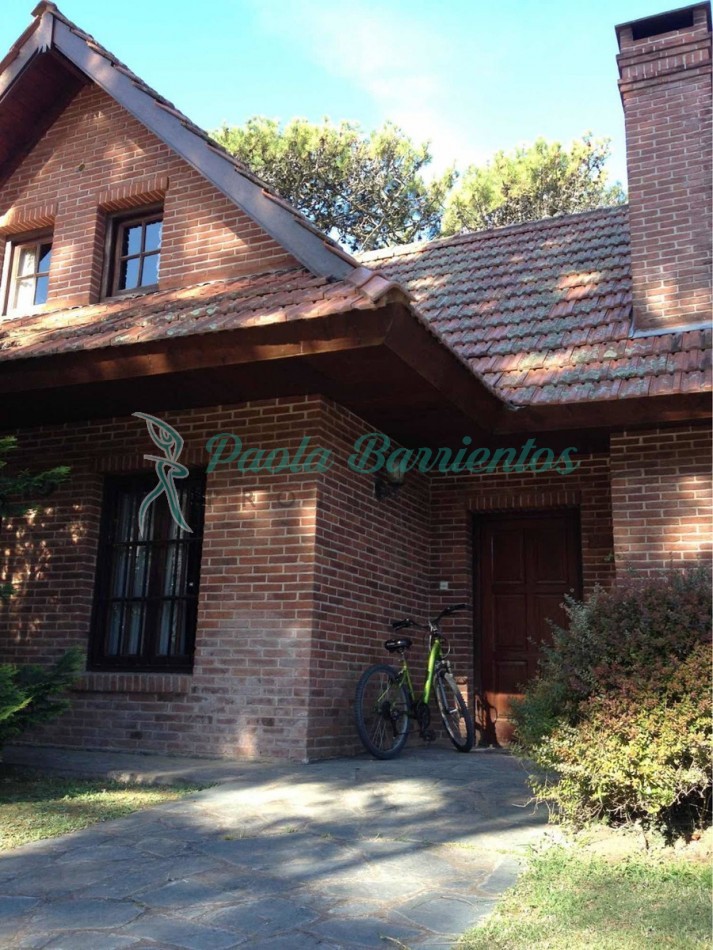 Vendo chalet clasico de Pinamar en zona Iglesia  