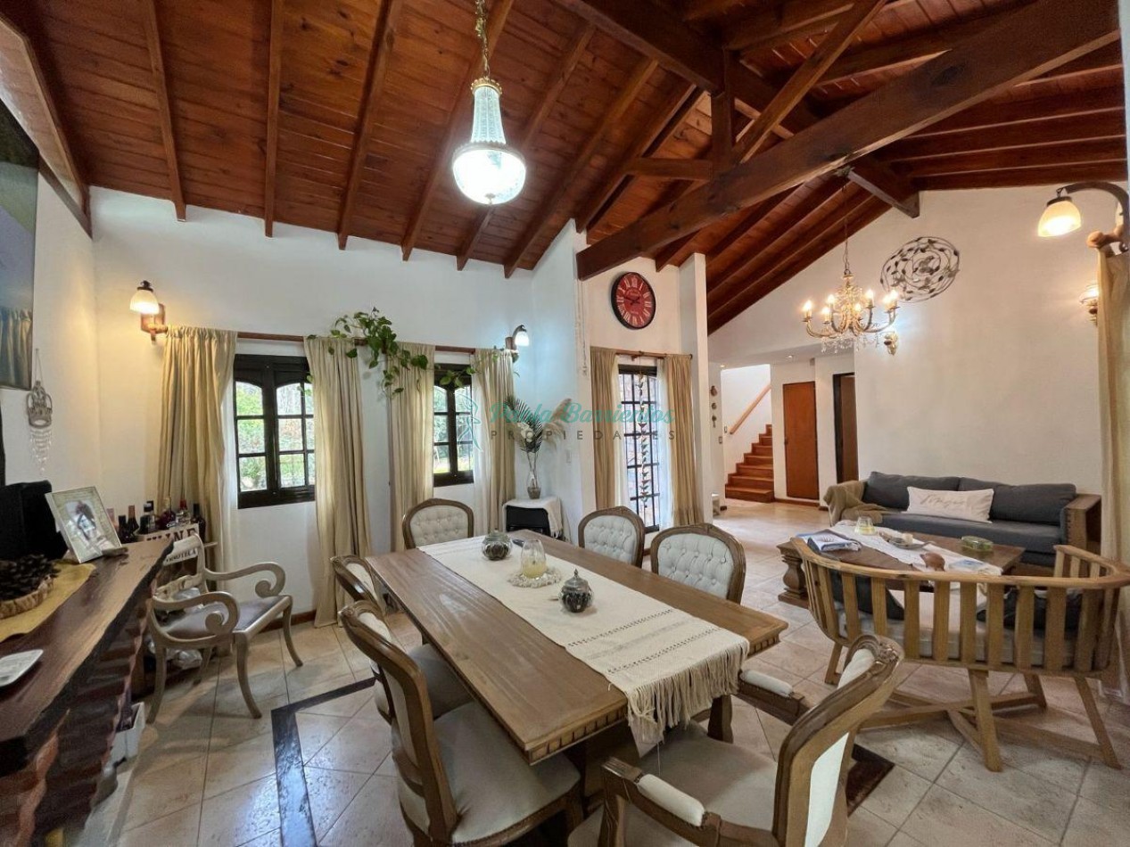 Vendo casa en Carilo Urraca 1356