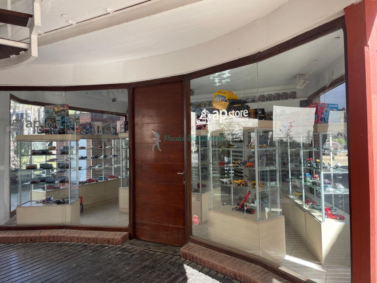 Alquilo local en Carilo pb con baño
