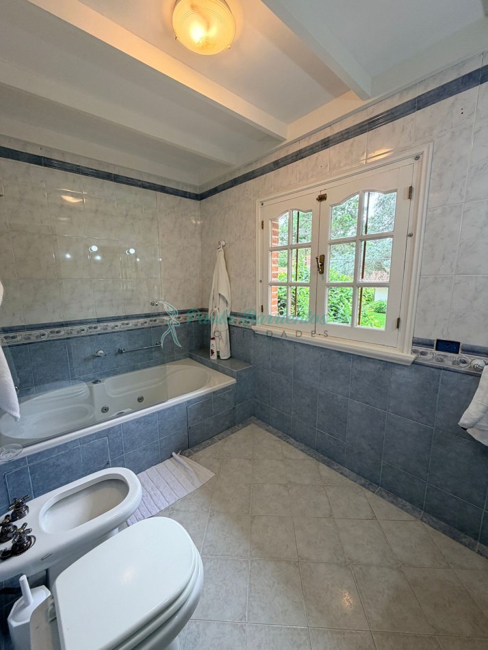 Alquilo casa  con pileta en Pinamar zona  centro Pinguinos 399