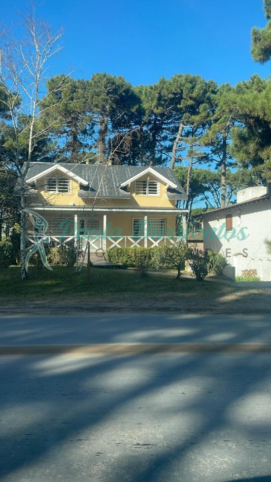 Alquilo casa en Pinamar Av. Shaw y de la Calandria