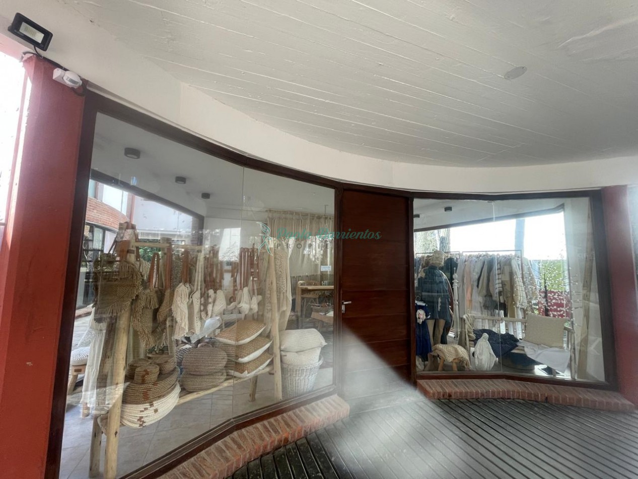 Vendo dos locales en Carilo  juntos o separados 