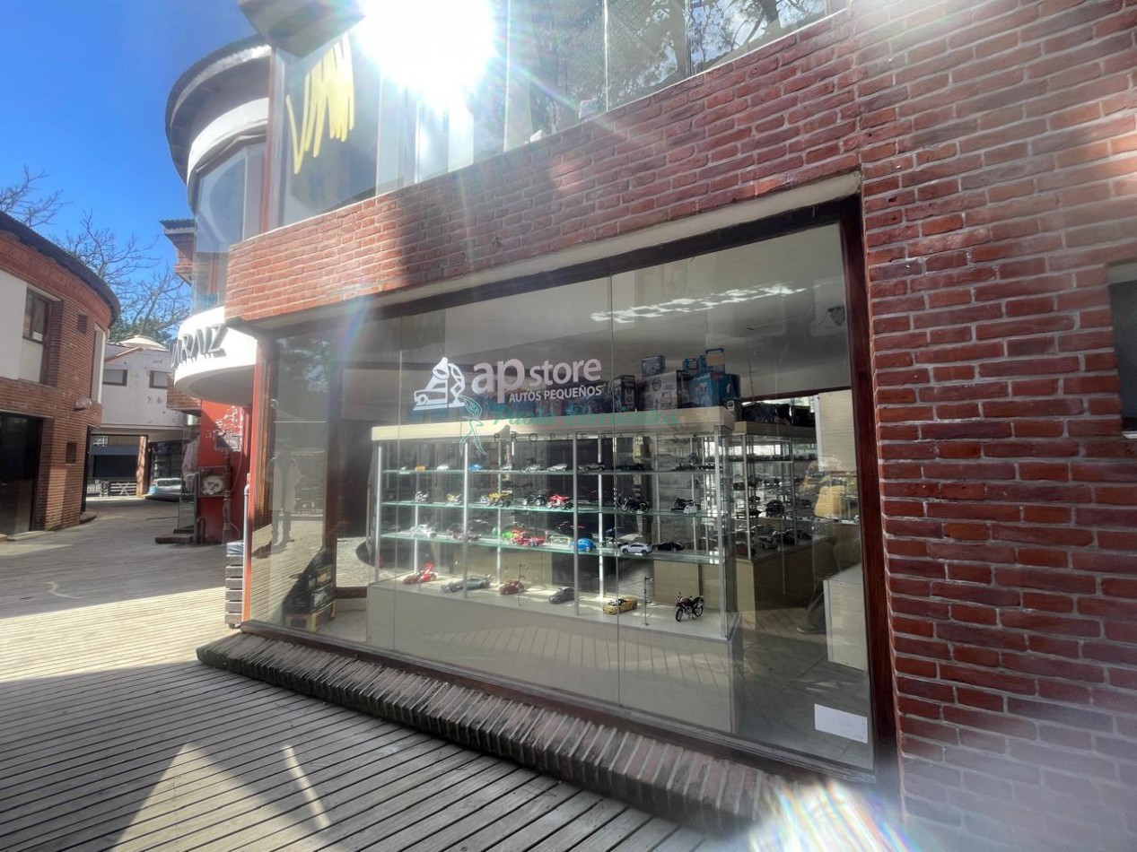 Alquilo local en Carilo pb con baño
