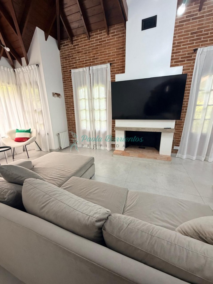 Alquilo casa  con pileta en Pinamar zona  centro Pinguinos 399