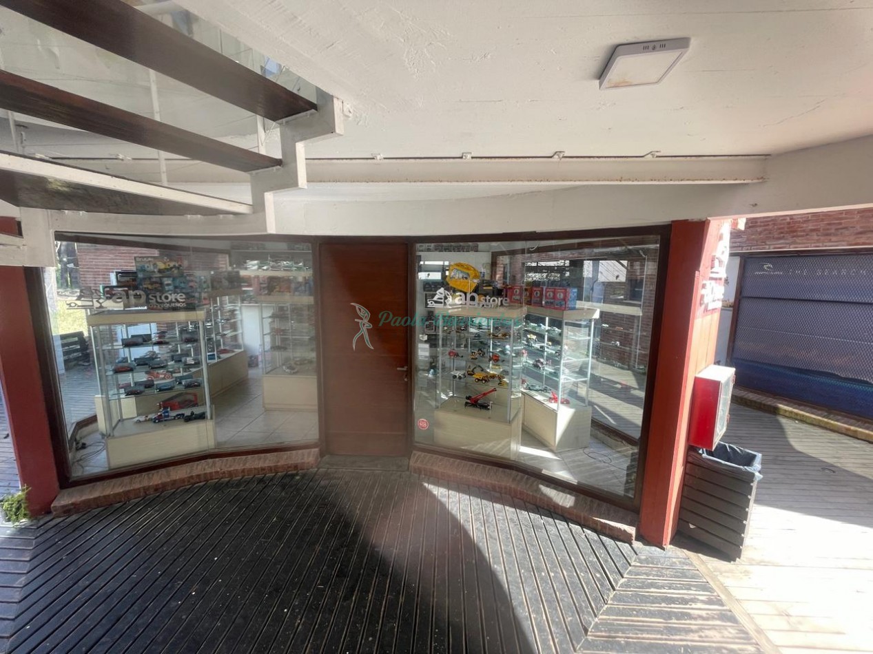 Vendo dos locales en Carilo  juntos o separados 