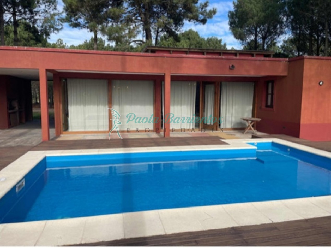 Alquilo casa estilo campo en Pinamar Fragata Libertad con vista a la Isla del Golf y piscina