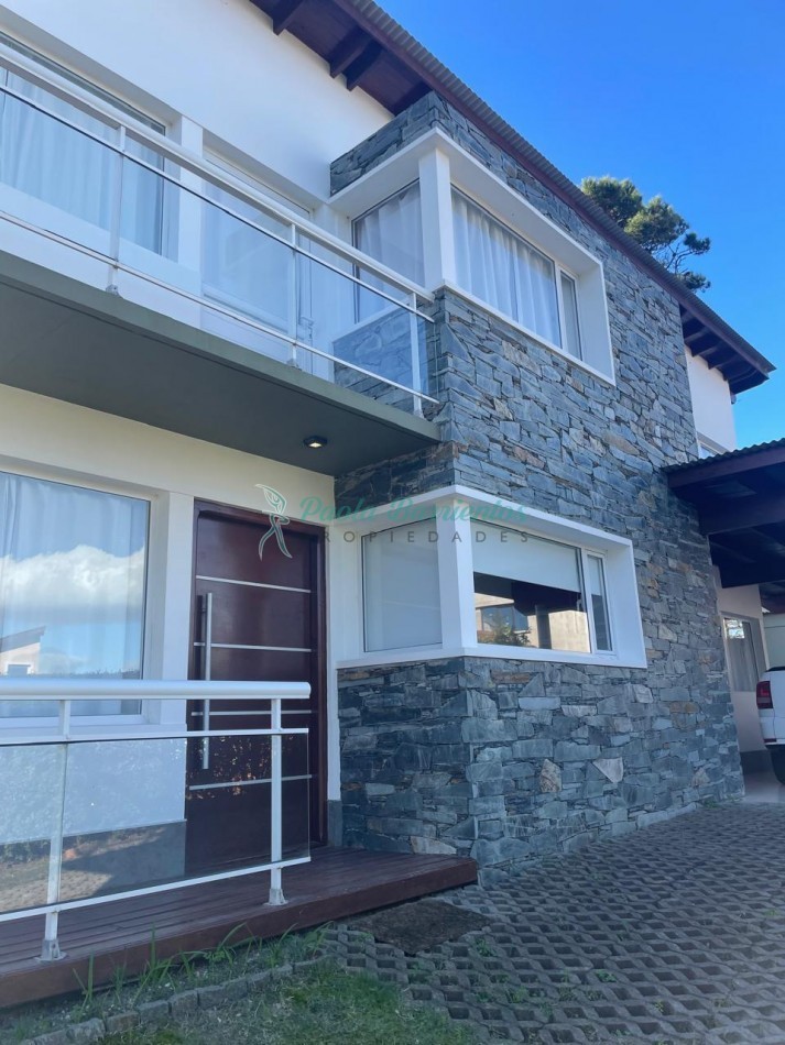 Alquilo casa en ostende Loria  y Victor Hugo