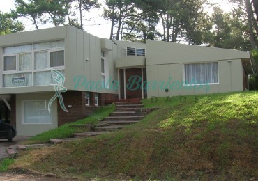 vendo hermosa casa en Pinamar zona iglesia 